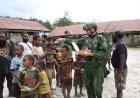 Dansatgas Yonif 621/Manuntung Turun Langsung Berbagi dengan Warga Gigobak, Pererat Kedekatan TNI dan Masyarakat Papua