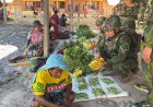 Borong Hasil Tani di Sinak, Satgas Yonif 621/Mtg Bantu Gerakkan Ekonomi Warga